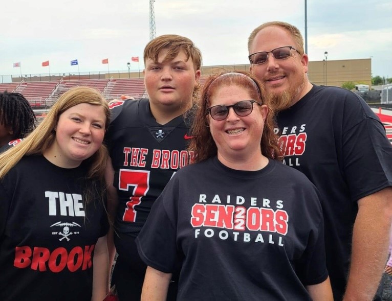 a photo containing Alyssa, her brother, and parents